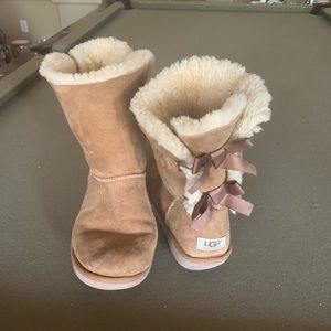 Used Bailey Bow Uggs size 9